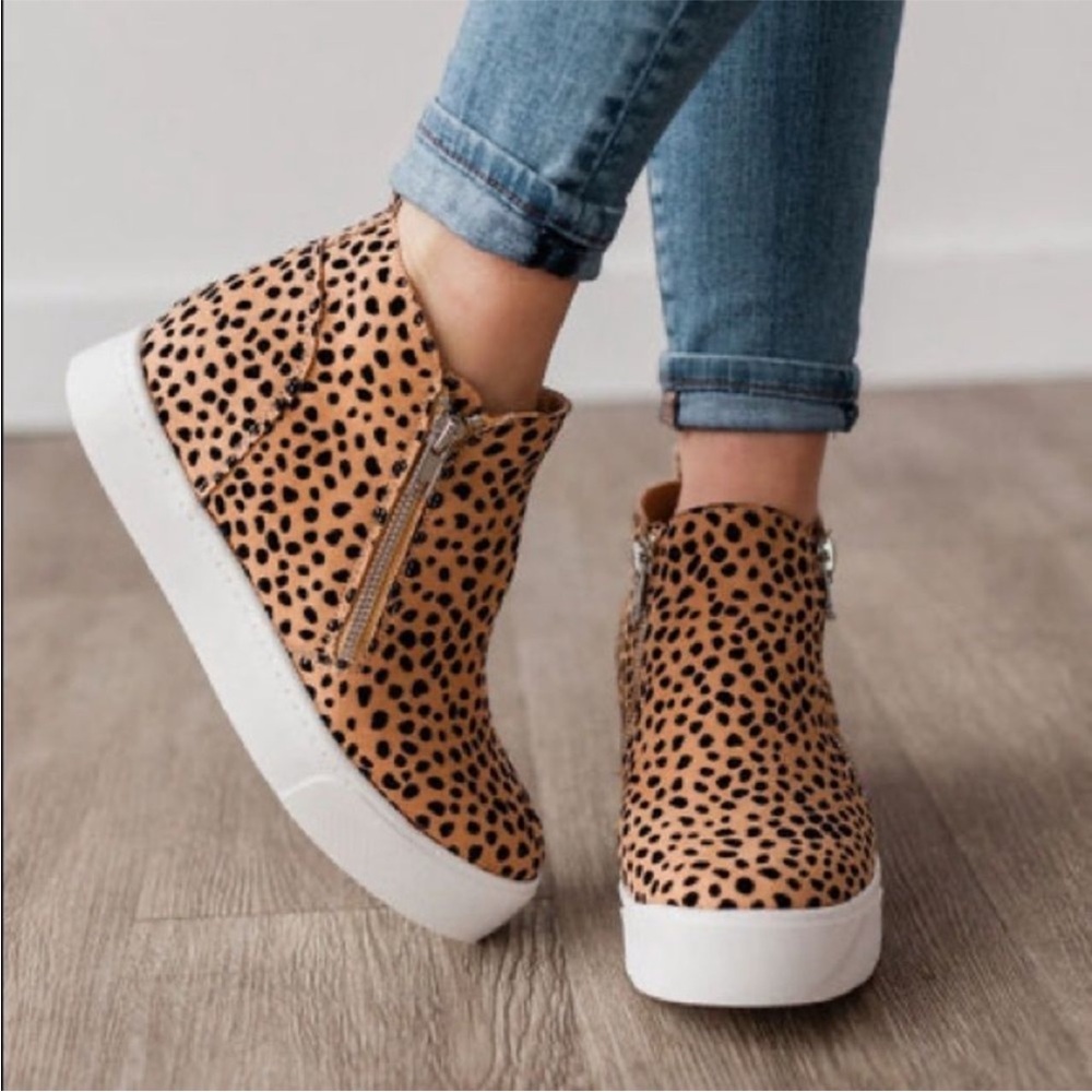 Leopard print Sneaker wedge side zipper excellent condition inside & out…